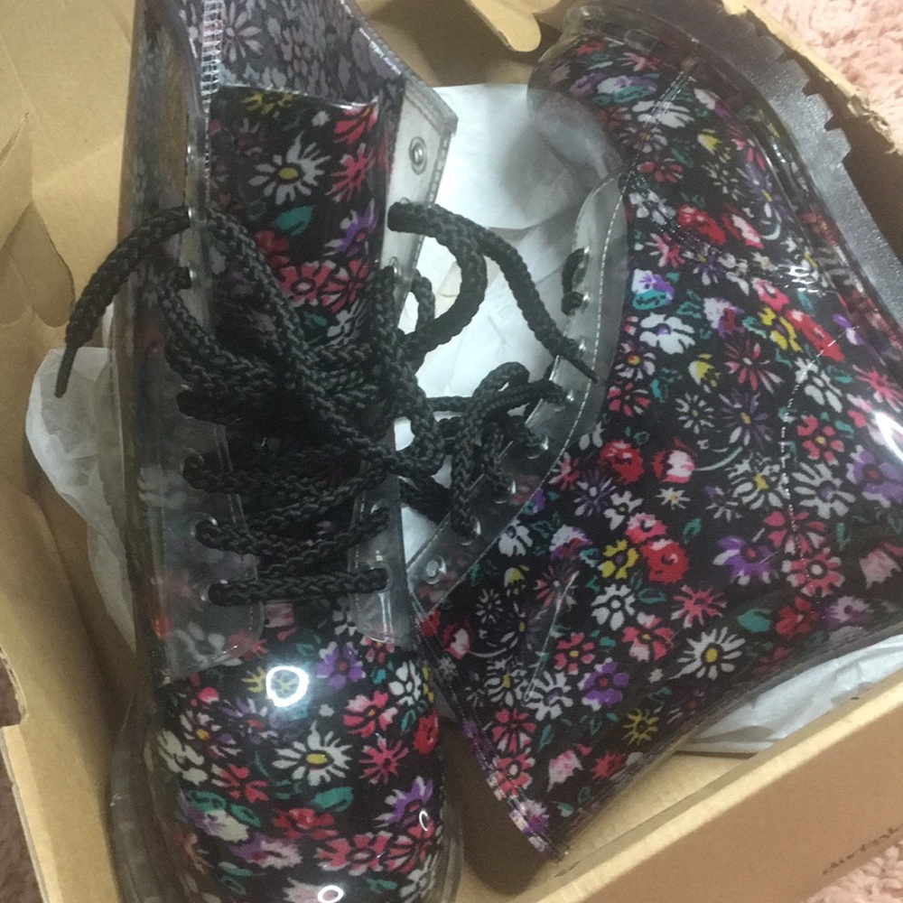 NWT “roadie” dirty laundry rain bots